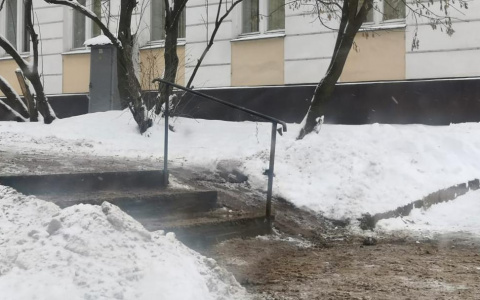 На улице Ленина почистили лестницы после жалобы губернатору на "прямой линии"