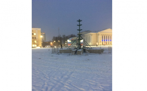 Фото: в Кирове началась установка елки на Театральной площади