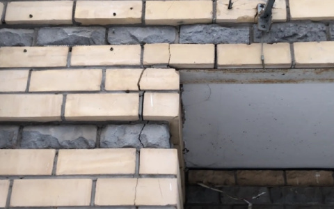 В доме на Воровского из-за трещины на стене остановили незаконную стройку