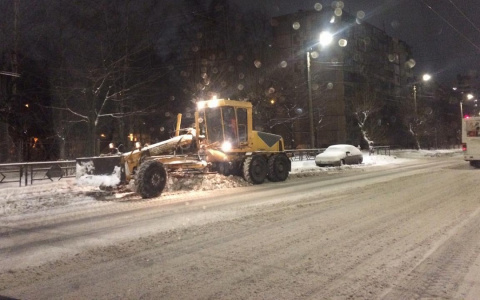 Кировские дорожники просят водителей не мешать уборке и вывозу снега