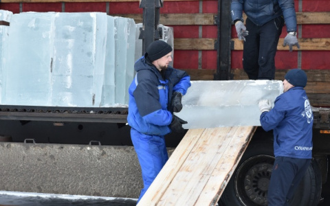 "На улице плюс!": в мэрии прокомментировали завоз льда для Театралки в оттепель