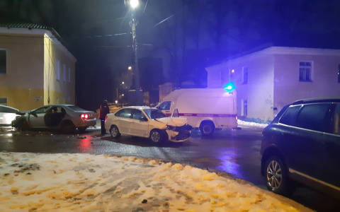 В Кирове на одном перекрестке столкнулись сразу три автомобиля