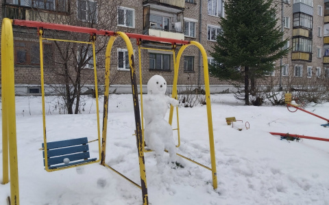 Фоторепортаж из соцсетей: 18 необычных снежных скульптур на улицах Кирова