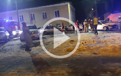 В Кирове ночью столкнулись 4 машины: есть пострадавшие