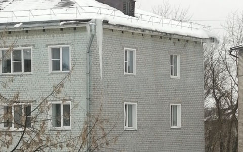 "Остается ждать трагедии": в Кирове с крыш жилых домов свисают снежные глыбы