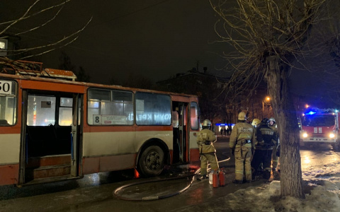 В Кирове во время движения загорелся троллейбус