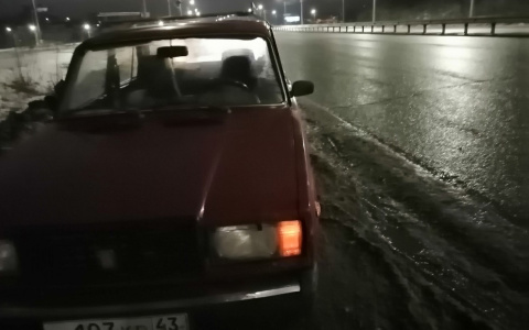 В выбоине у развязки около Нового моста десятки водителей пробили колеса