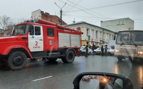 Видео: в центре Кирова из поликлиники эвакуировали 150 человек
