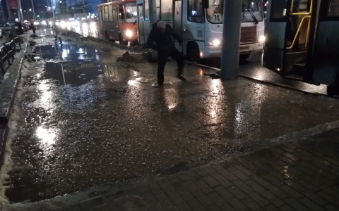 «Глубокая, как цвет моих глаз»: кировчане обсуждают самую большую лужу в городе