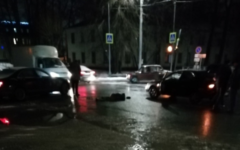 В Кирове на перекрестке с неработающим светофором сбили мужчину