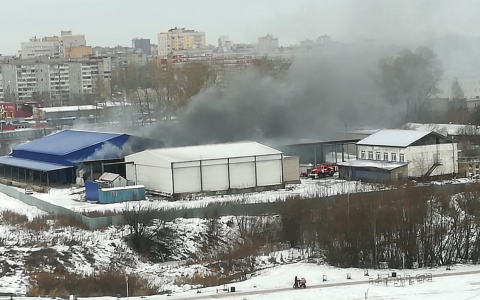 Видео: в Чистых Прудах на складе вспыхнул грузовой вагон