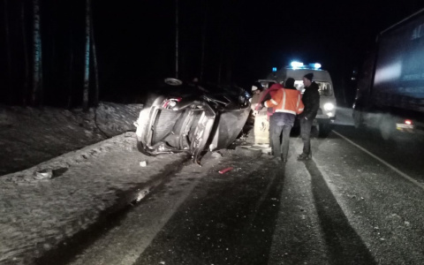 "Из лобового стекла торчали ноги без сапог": на трассе под Котельничем произошла авария
