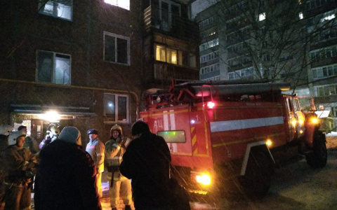 "Их надо в интернат, пока весь дом не взлетел на воздух": на улице Розы Люксембург загорелась квартира