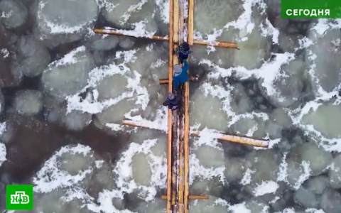 В Даровском районе детям приходится ходить в школу по трем доскам на тонком льду