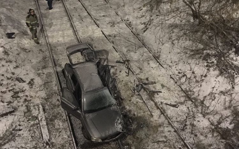 В Кирове машина вылетела с путепровода на Воровского на железнодорожные пути