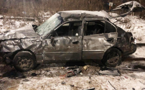 На Воровского почистили дорогу после падения машины с путепровода