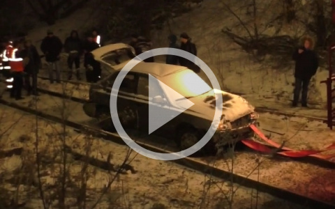 Момент падения автомобиля с путепровода на Воровского попал на видео