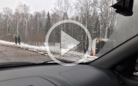 Видео: у Нового моста столкнулись две фуры