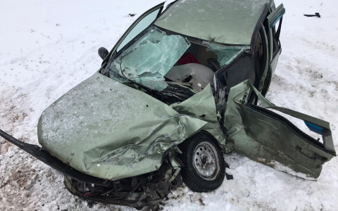 В Кировской области после ДТП с большегрузом "Калина" превратилась в груду металла