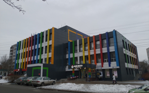 Фото дня: обновленный фасад торгового центра "Дом Фото"