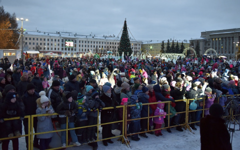 Более тысячи кировчан пришли на открытие главной елки