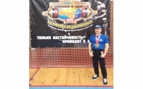 Кировчанин стал победителем в соревнованиях по пауэрлифтингу и жиму лежа