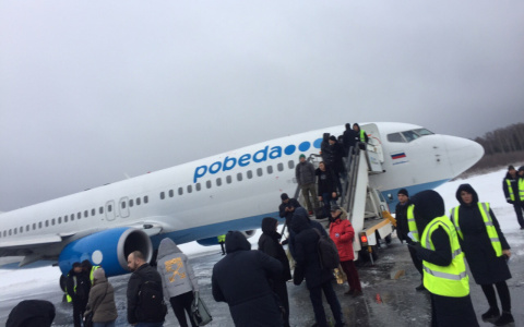 В сети сообщают, что в Кирове самолет выкатился за пределы полосы из-за ледяного дождя