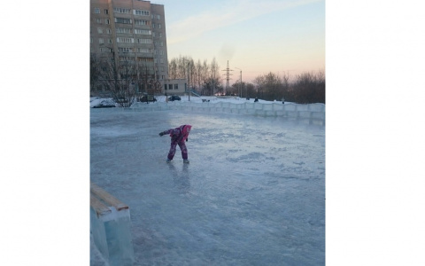«На катке утонуть можно»: кировчане жалуются на качество льда на городских площадках