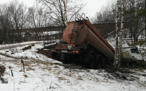 В Яранске бензовоз улетел в кювет на скользкой дороге