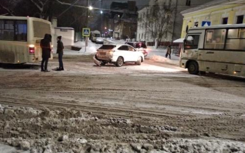 Массовая авария с участием автобуса на Карла Маркса: появились подробности ДТП