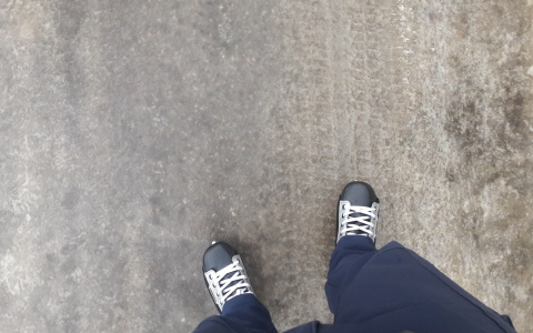 По тротуару катаются на коньках: 10 фото и видео о последствиях ледяного дождя