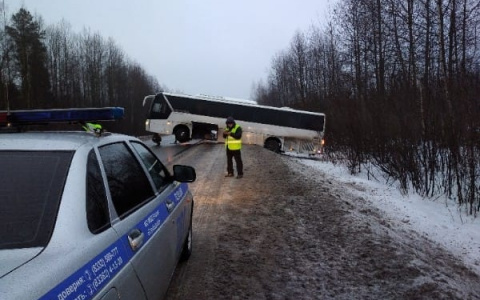 «Третий час тягач ждем»: утром под Кировом несколько рейсовых автобусов съехали с трассы