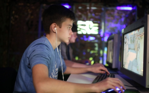 Подросток из Кирова пытался купить виртуальный автомат и потратил все сбережения