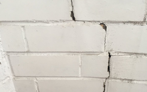 Трещины появились в квартирах: последствия незаконного строительства магазина федеральной сети на Воровского