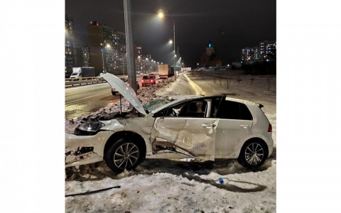 С путепровода в Чистых прудах в кювет вылетела иномарка
