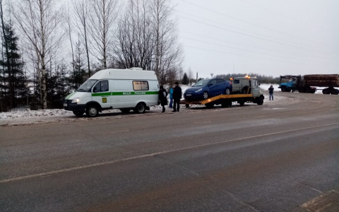 У кировчанина прямо на трассе отобрали машину за долги