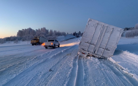 Водитель большегруза из Кирова провалился под лед на переправе в Коми