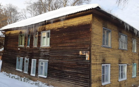 Кировские УК оштрафовали на 200 тысяч из-за снега и наледи на крышах домов