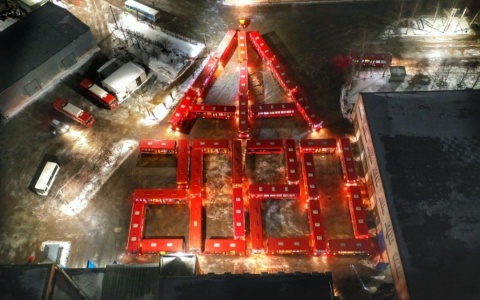 В Кирове водители сделали елку из 33 автобусов