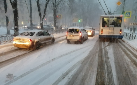 Карта пробок: из-за предновогодней суеты в Кирове заторы на многих улицах