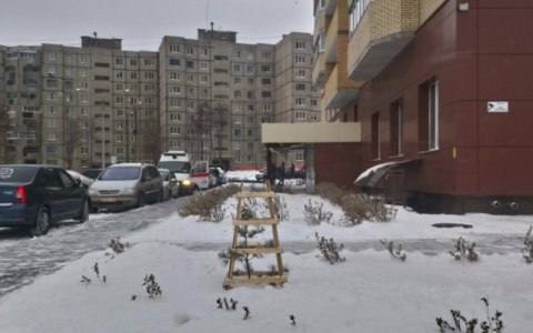 В Кирове из многоэтажки выпал молодой человек