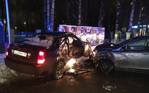 Серьезное ДТП: в Кирове столкнулись две легковушки, виновник скрылся