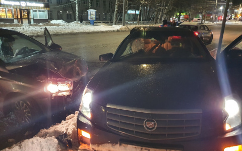 Появились подробности серьезного ДТП в Кирове, где столкнулись «Веста» и «Кадиллак»