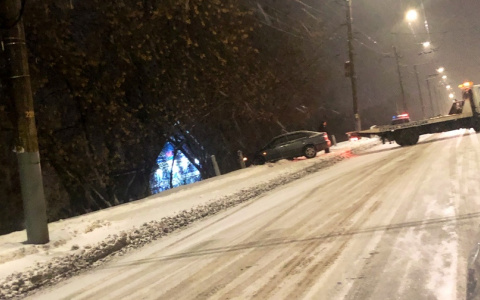 В Кирове легковушка вылетела с дороги