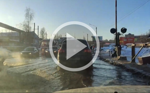 Видео: на Лепсе образовалась огромная лужа, кировчане шутят про проделки бобров