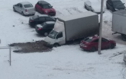 В Кирове «Газель» провалилась в яму