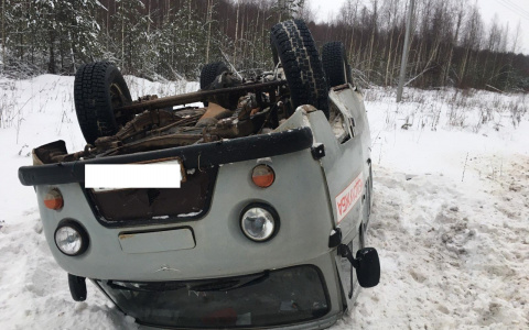 В Кировской области перевернулась скорая: тяжелые травмы получил медик