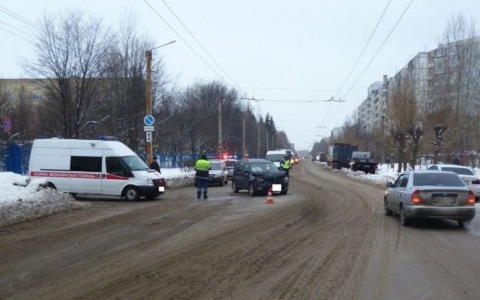 В Кирове столкнулись две иномарки, пострадала женщина