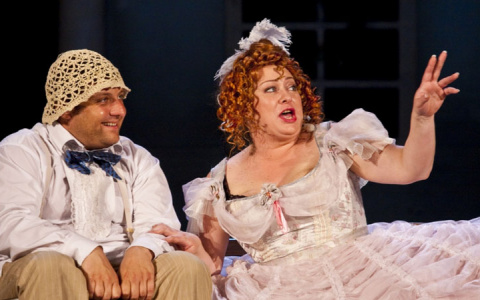 Аронова, Шакуров и Полицеймако сыграют в Кирове "Маленькие комедии"