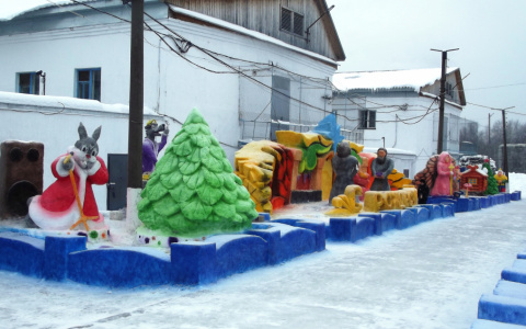 Дед Мороз в кресле, мыши и конь: как выглядят снежные фигуры в колониях Кировской области